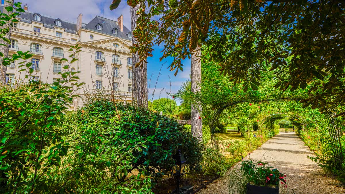 trianon palace versailles gardens
