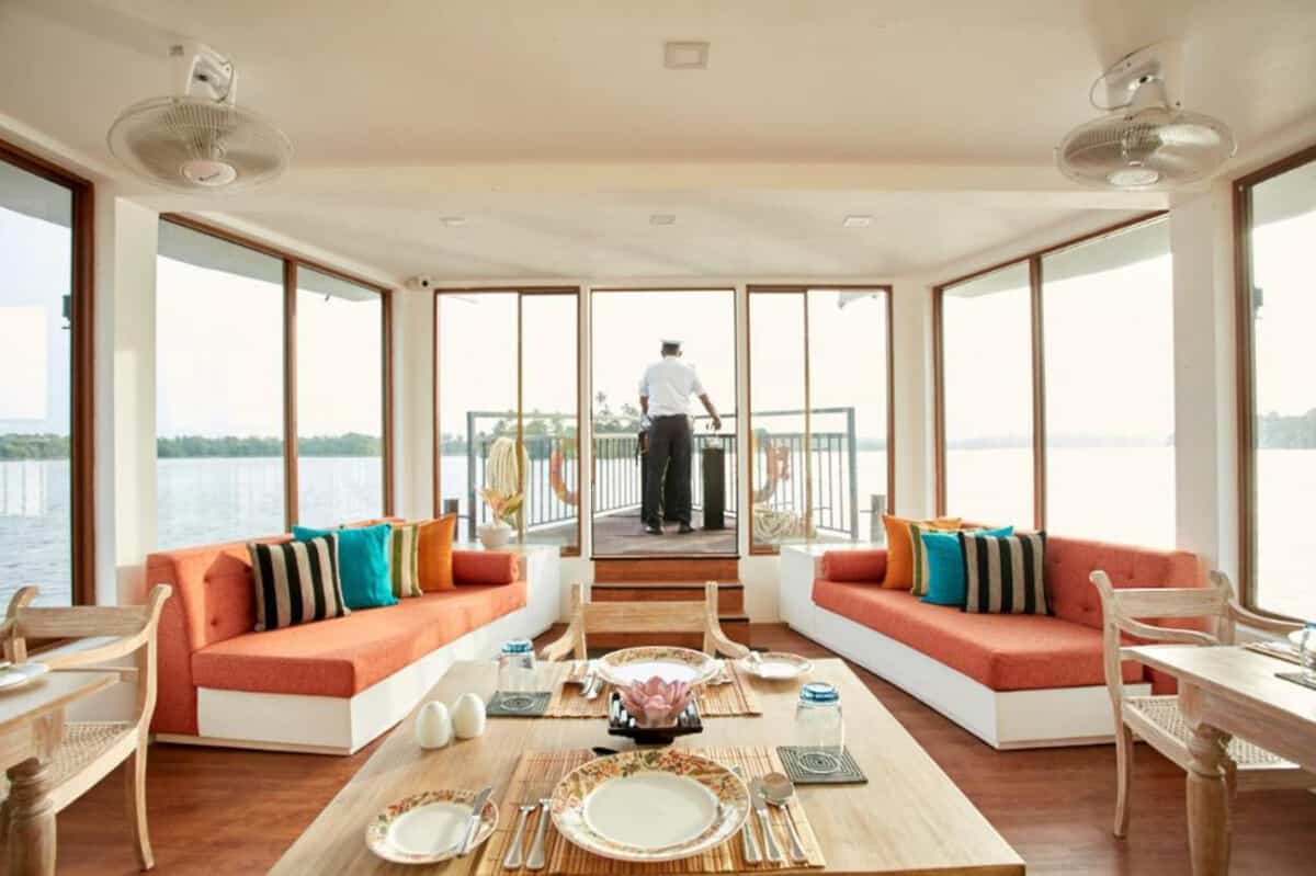Flow House Boat lounge